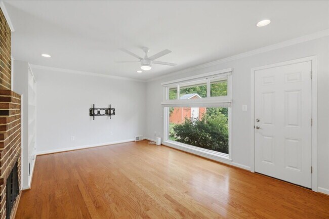 Building Photo - Charming 4-Bedroom Springfield Rambler Near Lake Accotink Park
