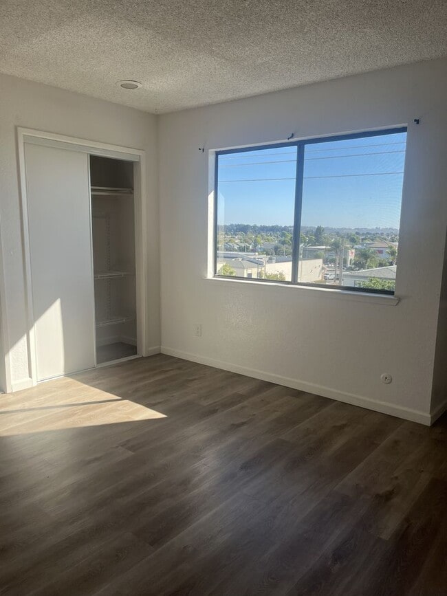 Building Photo - MOVE IN SPECIAL- 2 Bed 1.5 Bath Townhome Available Now!