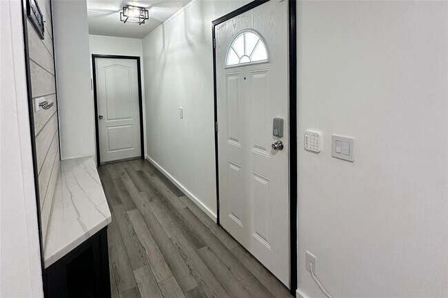 Building Photo - 1601 E Slaughter Ln