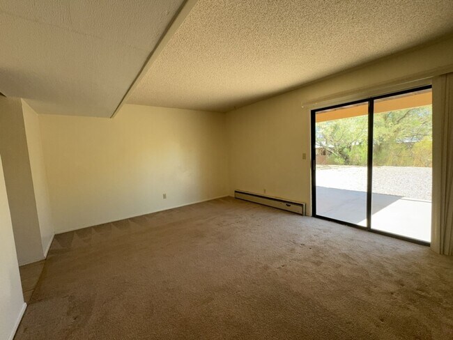 Building Photo - Large 2 bedroom 1.5 bath condo - Available Now!