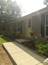 Building Photo - 3 Bedroom Home