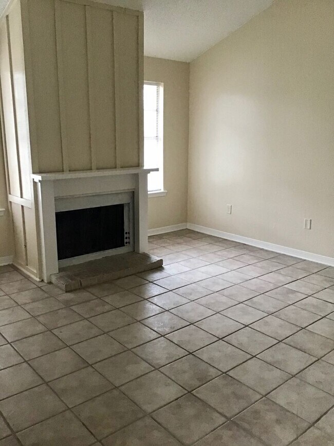 Building Photo - 2132 Gardere Ln
