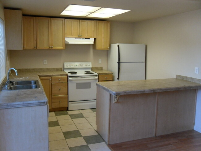 Building Photo - CONDO READY FOR MOVE IN!