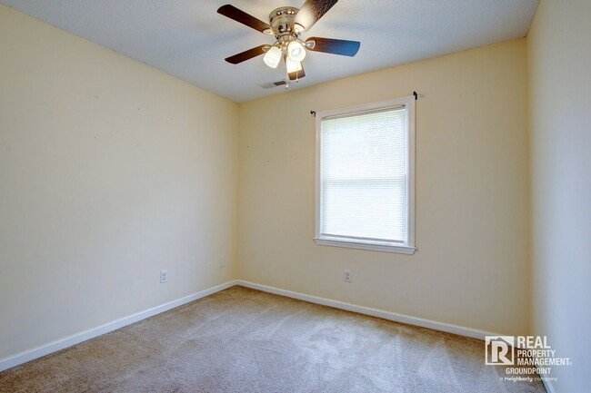 Building Photo - 443 Robin Dr