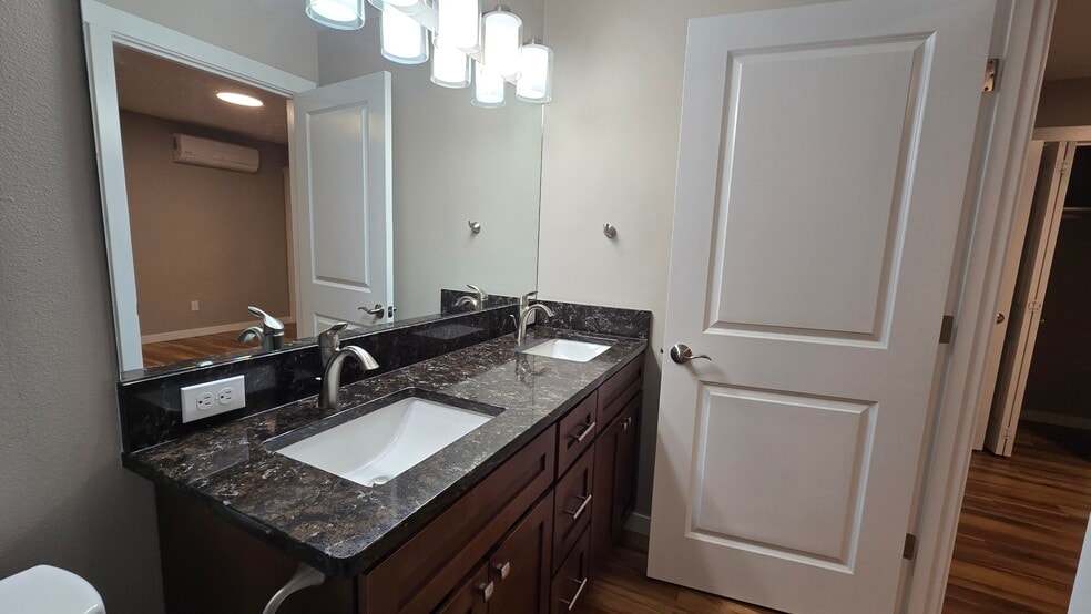 Building Photo - 418 N 4th Ave SW