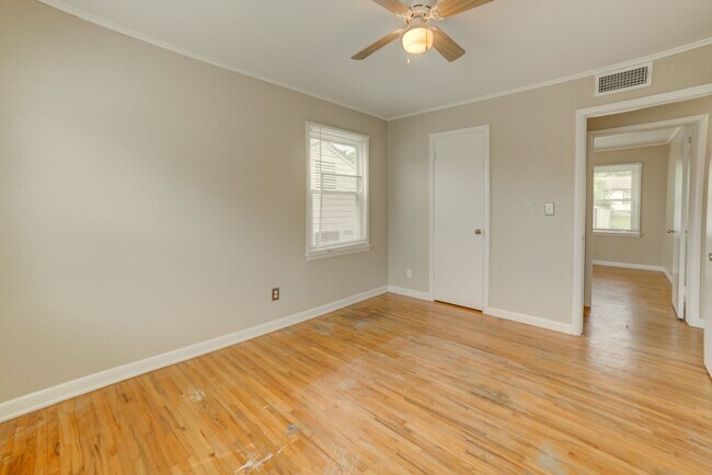 Building Photo - Charming 3 Bedroom 1 Bath near Route 66!