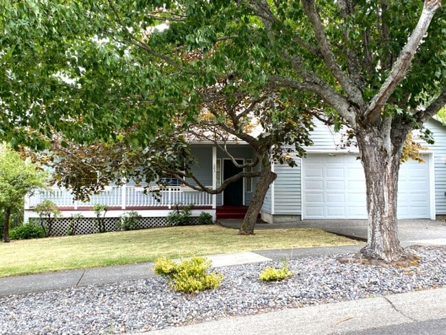 Building Photo - Private Hood River Home