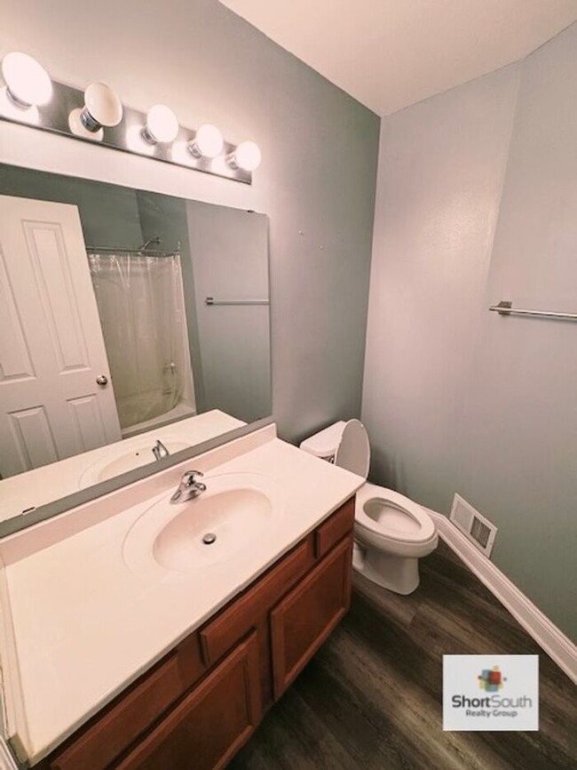 Building Photo - 3 bed 2 bath house right next to South Chr...