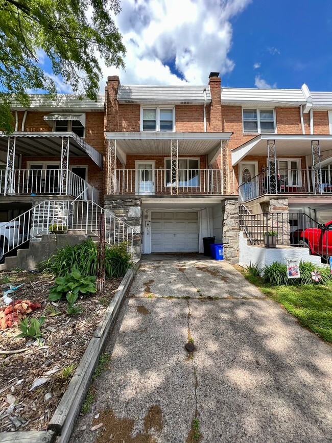 Building Photo - Gorgeous 3-Bedroom Townhouse with Garage i...