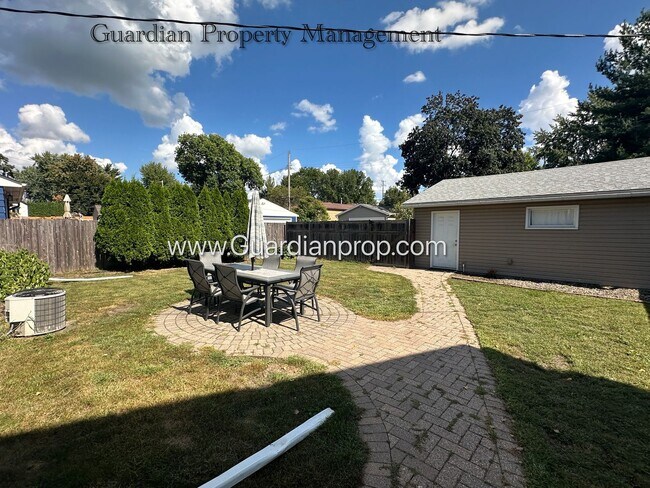 Building Photo - Richfield Single Family Home, Fenced Yard,...
