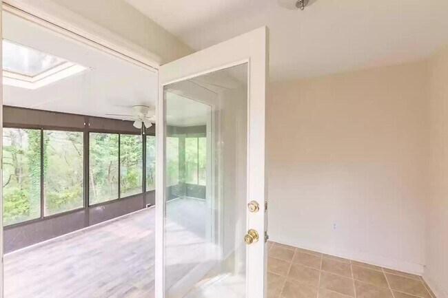 Building Photo - 2 bedroom 2 bathroom for rent!