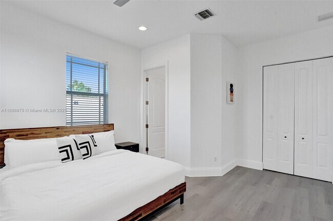 Building Photo - 1207 SW 21st St