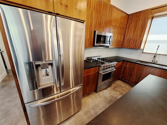 Building Photo - 607 Peacock Ln