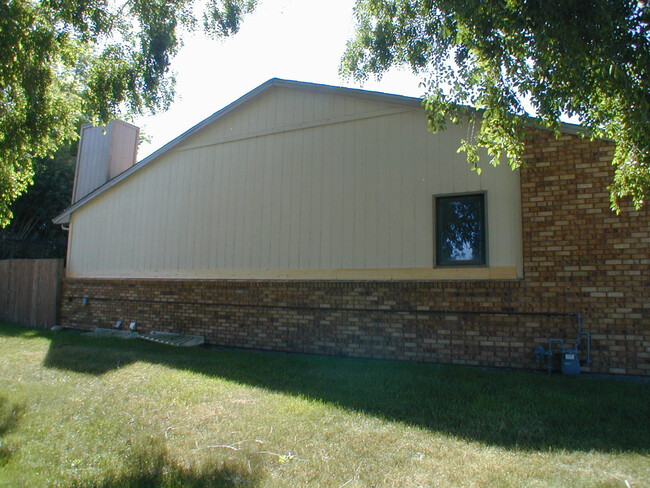 Building Photo - House For Lease