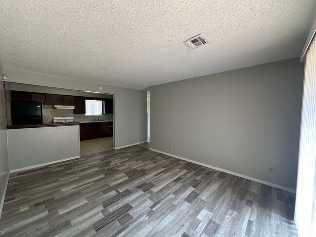Building Photo - 3904 Overland Dr