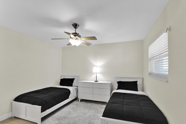 Building Photo - 1069 Hillsboro Mile