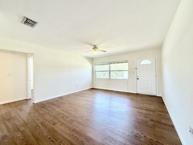 Building Photo - 14218 Sharon Dr