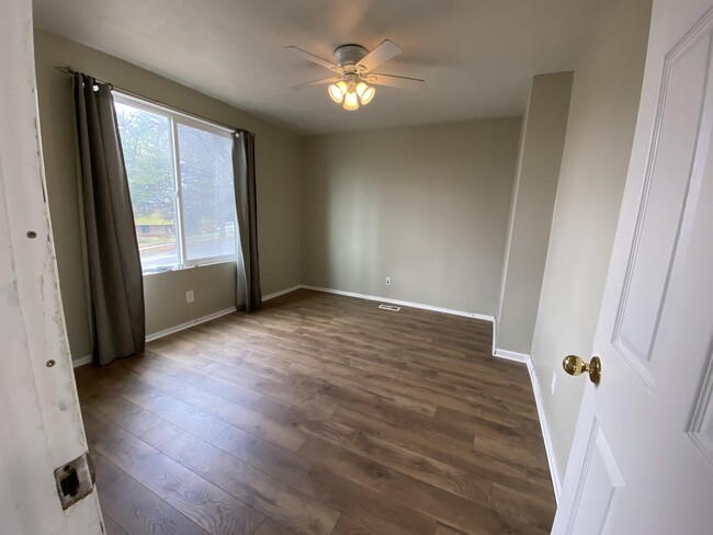 Building Photo - 1137 E Webster Dr