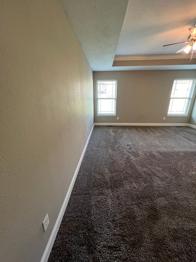 Building Photo - 4 Bedroom | 2 Bathroom | 3 Car Garage| Springfield MO | Fire Place | Covered patio!