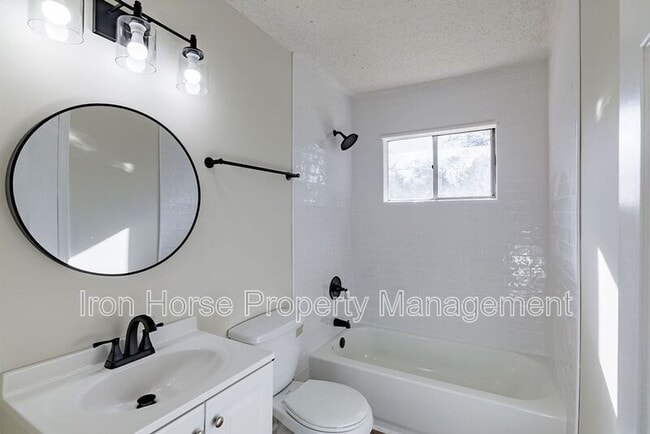 Building Photo - 414 W Richland Ave