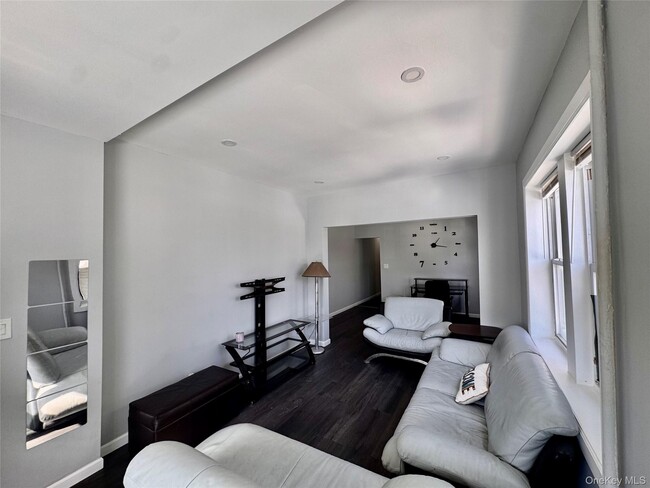 Building Photo - 645 E Beech St