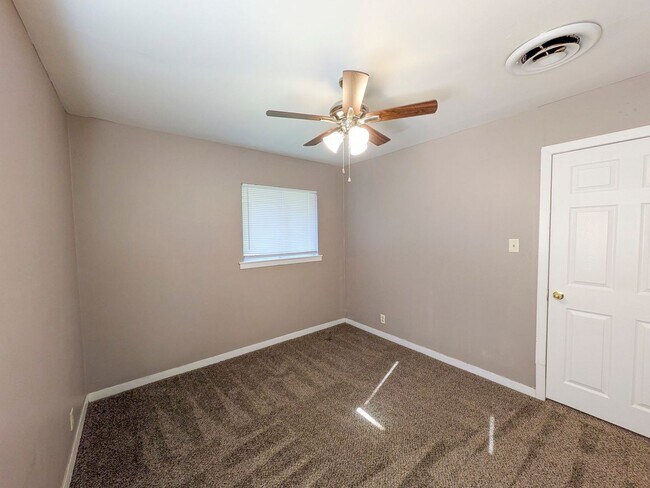 Building Photo - 3265 East Dr