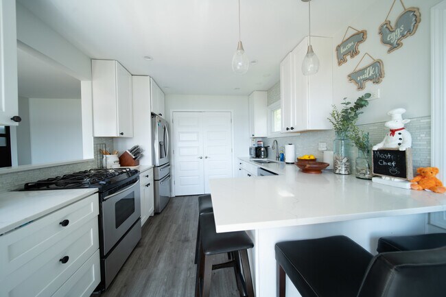 Building Photo - 27657 W Lakeshore Dr