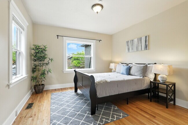 Building Photo - 423 NE 55th Ave