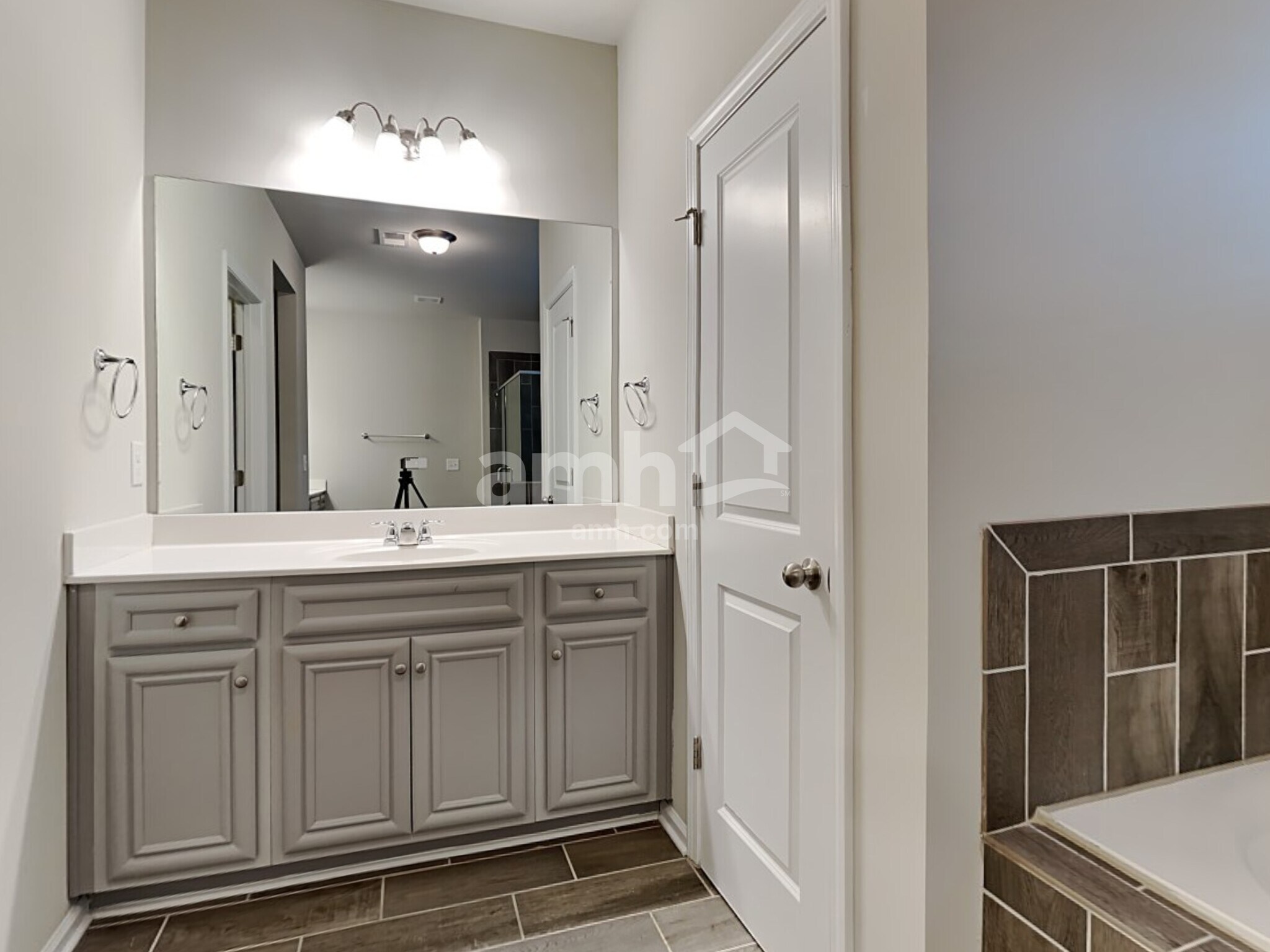 Building Photo - 235 Hickory Pointe Dr