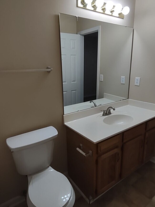 Building Photo - Move in Ready, End Unit Townhome located in Rossmore !