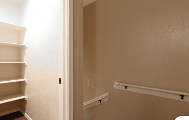 Building Photo - Center Way Apartments 2BDR - 1 BATH