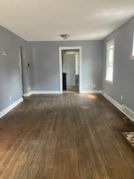 Large and airy Front Room - 324 Newell Dr