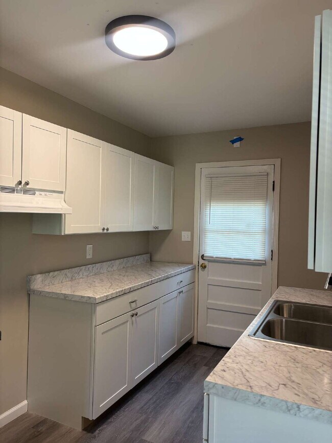 Building Photo - "Charming 3-Bedroom Gem on Winfield Road - Cozy Comfort Awaits in 966 Sq Ft!"