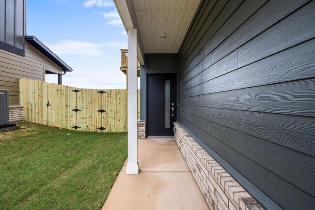 Building Photo - 2602 SW Convent St