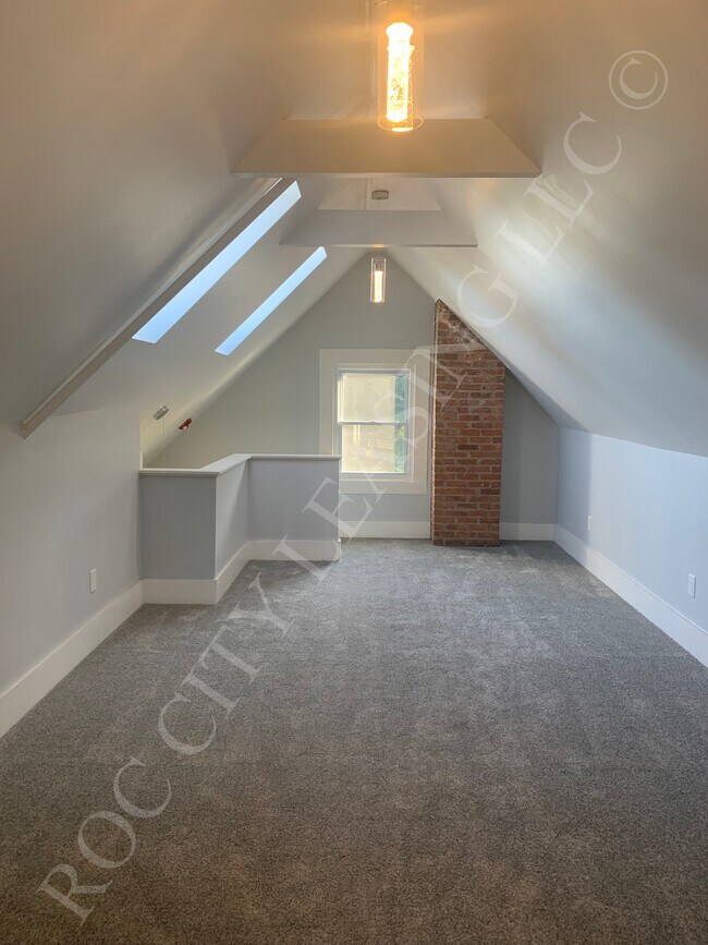 Building Photo - 965 Monroe Ave
