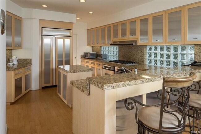 Building Photo - 1326 Skyline Dr