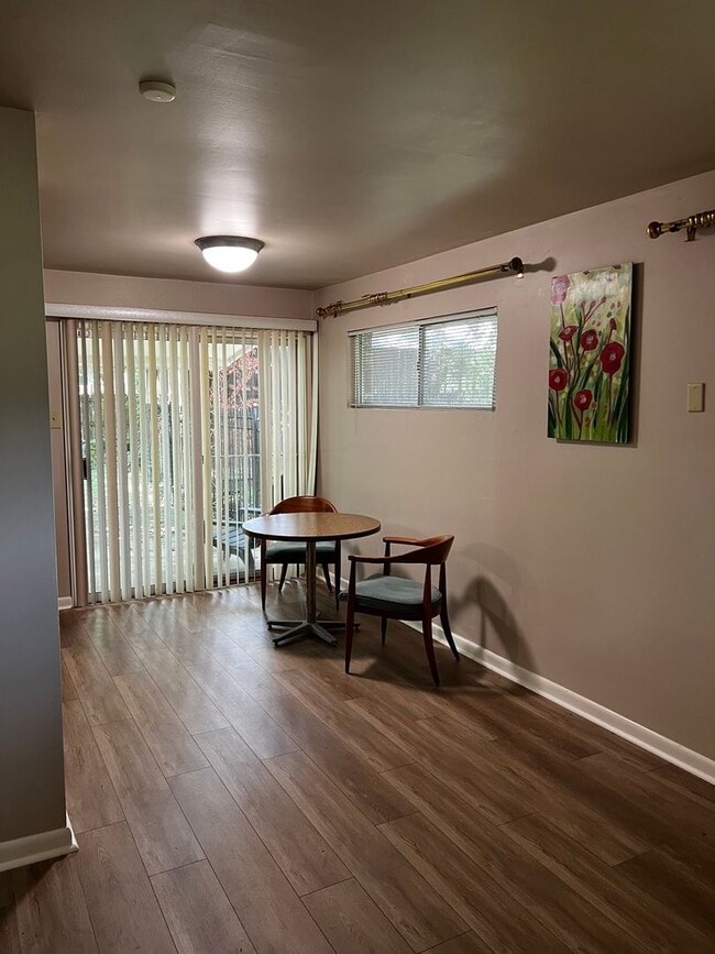 Building Photo - 3 Bedrooms, 1 Bathroom, Brick home , Carpo...