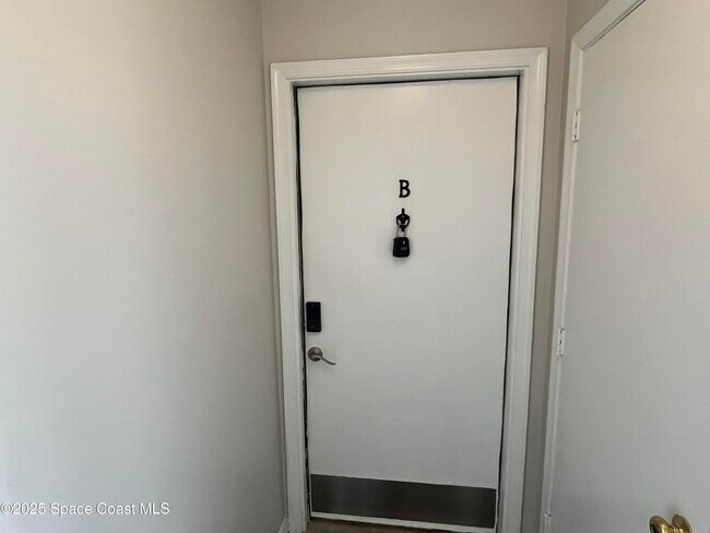 Building Photo - 145 E Colonial Ct