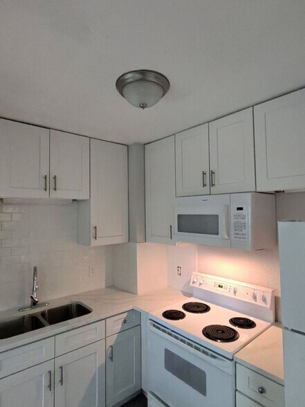 Building Photo - 1080 W 13th St