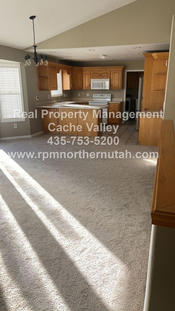 Building Photo - Beautiful 6 bedroom home available for immediate move in!