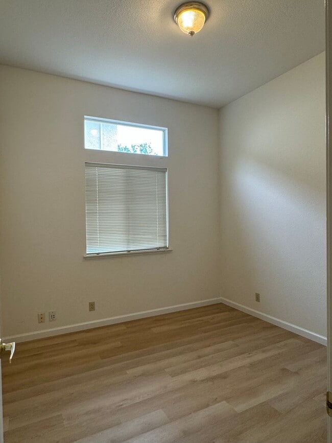 Building Photo - 1422 Lorimer Way
