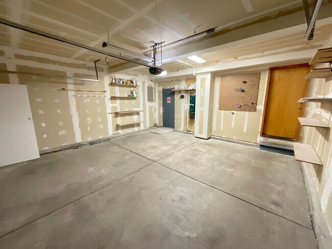 Building Photo - 4 Bedroom Home Available Near Constitution...