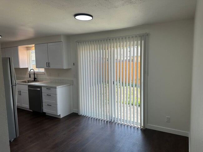 Building Photo - Beautifully updated 2 bedroom 1 bathroom d...