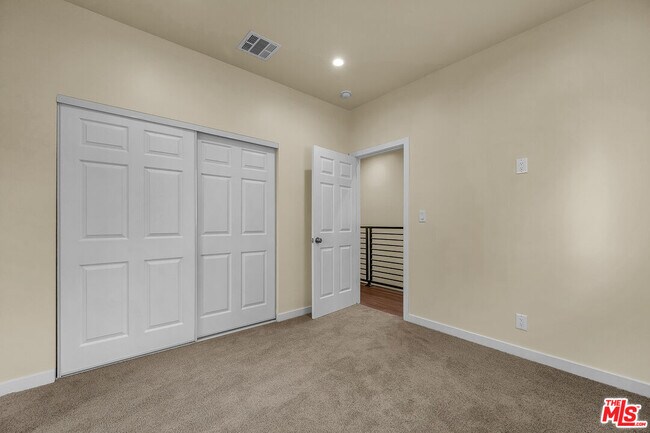 Building Photo - 6625 Duchess Dr
