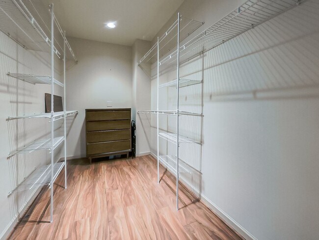 Building Photo - Welcome to this beautiful 2 bedroom, 2 bat...