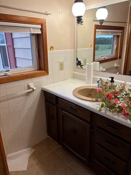 Bath - 3161 E Stancliff Rd