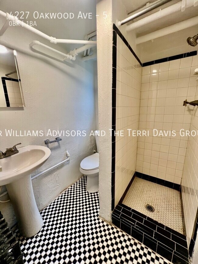 Building Photo - 4227 Oakwood Ave - 5