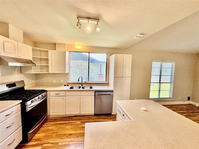 Building Photo - Charming Ranch Style Home Near Parmer Lane...
