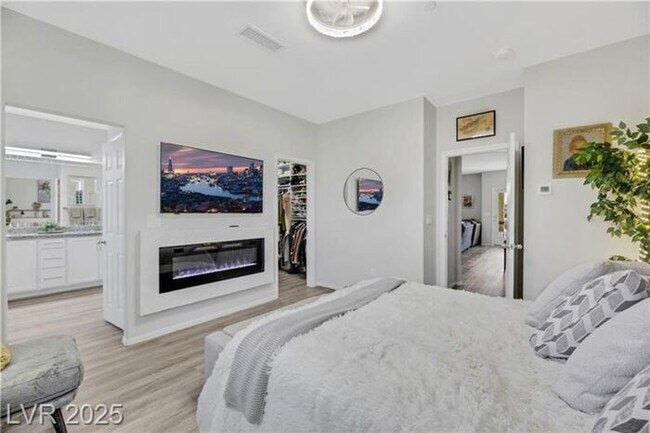 Building Photo - Modern 4-Bed Townhouse in Henderson