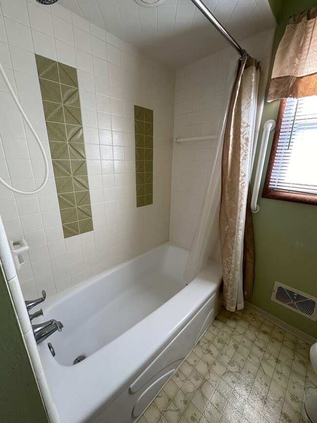 Building Photo - Spacious 2BR \2.5BA With Pool !
